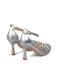 Sandali con tacco alto metallici argento, con punta aperta, design a fascette incrociate, cinturino alla caviglia con fibbia e dettagli testurizzati sulla parte superiore.
