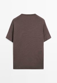 Brun kortærmet t-shirt med rund hals, lavet af blødt stof. Bagsiden har en glat, ensartet tekstur uden mønstre eller udsmykninger.