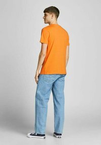Jack & Jones JORBRADY TEE CREW NECK - Camiseta estampada - sun orange