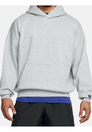 Šedá mikina s kapucí, vyrobená z měkkého materiálu, má přední kapsu a žebrované manžety. Natažená přes modrou košili, nošena s tmavými šortkami.