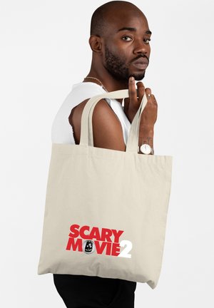 Beżowa torba na ramię z płótna, z wyraźnym czerwonym napisem "SCARY MOVIE 2" oraz czarną grafiką z przodu. Podwójne ramiączka.