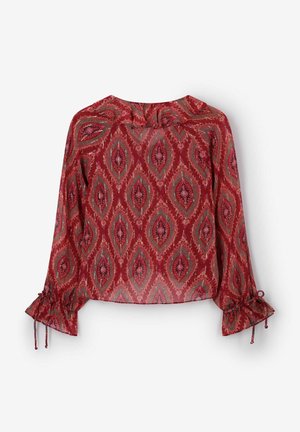 Rode blouse met patroon en lange, geplooide mouwen. Heeft een diamantvormige print in tinten rood, groen en zwart met trekkoordaccenten.