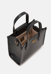 Czarna skórzana torebka na ramię z dwoma uchwytami, otwartym wierzchem i złotymi akcentami. Wnętrze wykończone beżową podszewką z kieszonką na zamek. Kompaktowy, prostokątny kształt.