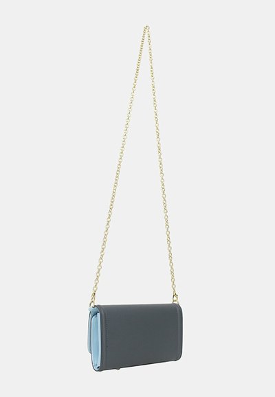 Borsa a tracolla rettangolare grigia con interni azzurri, fascia a catena dorata, texture liscia, design minimalista. Chiusura a scatto magnetico.