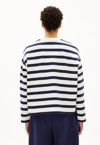 Suéter a rayas en azul marino y blanco, de mangas largas, material de mezcla de algodón, cuello redondo acanalado, ajuste holgado, presenta rayas horizontales.