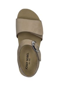 Beige leren slidingsandaal met ronde zilveren gesp, gevoerde zool en platte zool. Merknnaam "Josef Seibel" gedrukt op de binnenzool.