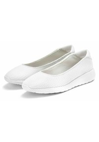 Weiße Mesh-Slipper mit einer glatten, abgerundeten Zehe und einer flexiblen weißen Sohle. Entworfen für Atmungsaktivität und Komfort. Minimalistischer Stil.