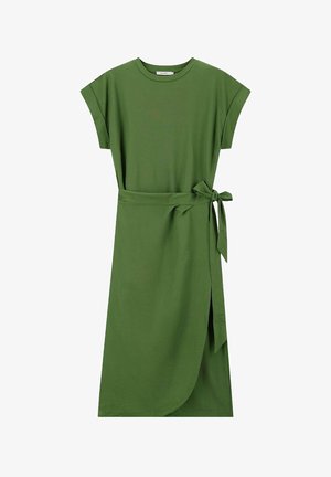 Robe verte à manches courtes en tissu doux, dotée d'un design enveloppé avec une taille nouée et une fente sur le côté pour un détail supplémentaire.