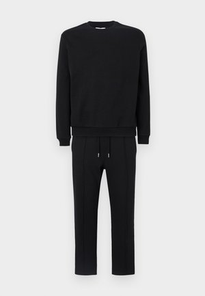 Schwarzer Sweatshirt und passende Jogginghose aus weichem Stoff. Der Sweatshirt hat einen Rundhalsausschnitt, und die Jogginghose verfügt über einen elastischen Bund mit Kordelzug.