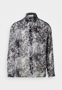 Camicia button-up con un motivo astratto in nero, grigio e bianco che vortica. Maniche lunghe, colletto standard, tessuto leggero.
