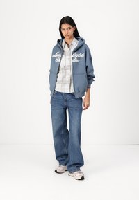 LOW LIGHTS STUDIOS® SHUTTER WOMAN ZIPPER - Kapucnis pulóver - dusty blue