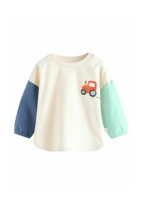 Crème peuter longsleeve shirt met een donkerblauwe linkermouw, een mintgroene rechtermouw en een kleine rode tractor borduring op de borst.