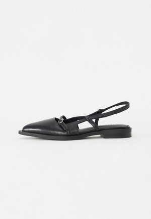 Μαύρο δερμάτινο παπούτσι slingback με μυτερή μύτη, χαμηλό τακούνι, σχέδιο με κοψίματα και διακοσμητική κυκλική λεπτομέρεια.