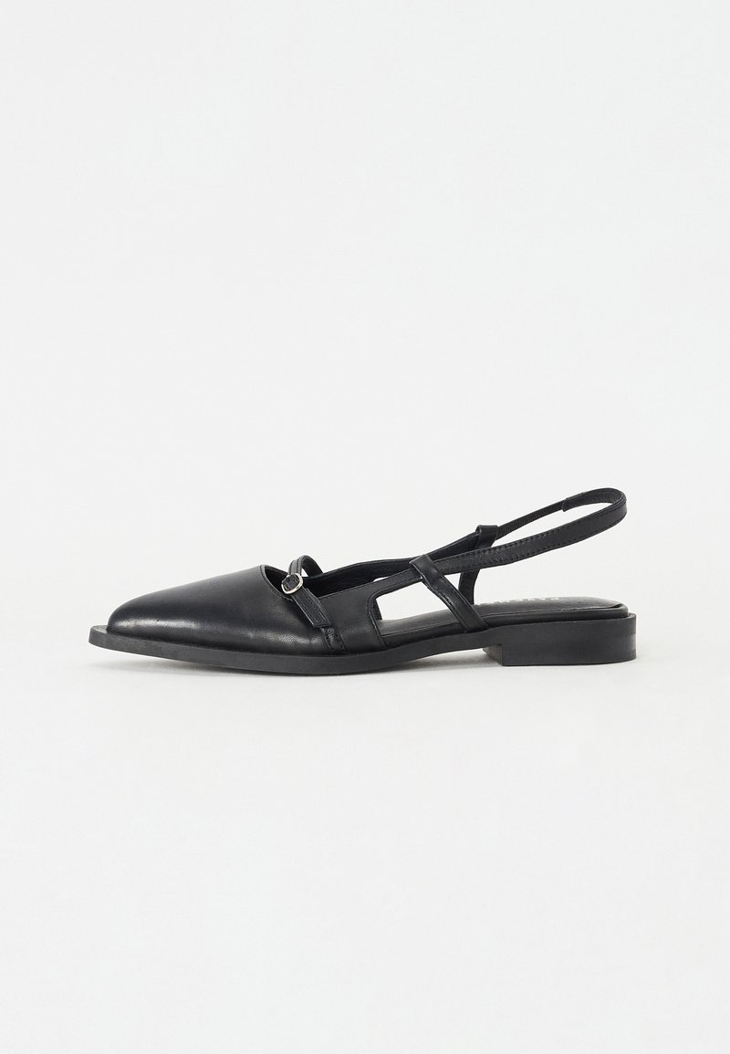 Schwarzes Leder Slingback-Schuh mit spitzem Zeh, niedrigem Absatz, Ausschnittdesign und dekorativem kreisförmigen Schnallen-Detail.