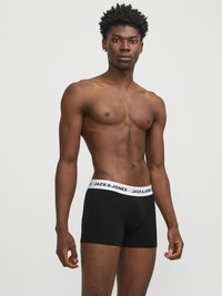 Crne pamučne bokserice s bijelim elastičnim pojasom na kojem se nalazi logotip "JACK & JONES". Uski dizajn s glatkom teksturom.