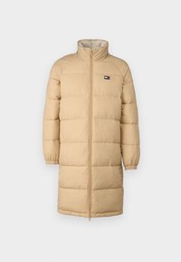 Beige pufferjakke med høj krave, lange ærmer og frontlynlås. Har quiltede sektioner og et logomærke på brystet.
