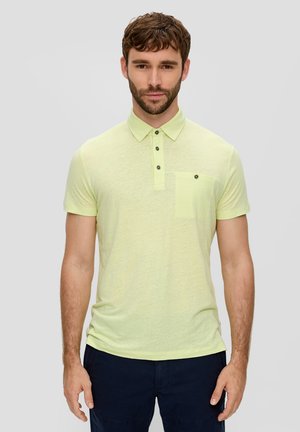 Korte mouwen, lichtgele polo met een kraag, drie-knopen sluiting en een borstzakje met een knoopaccent. Zachte textuur.