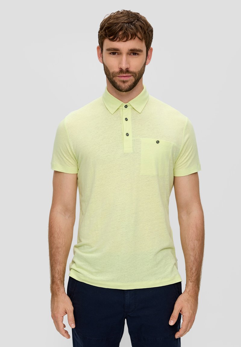 Koszulka polo z krótkim rękawem w jasnym żółtym kolorze, z kołnierzykiem, trzyguzikowym zapięciem i kieszonką na piersi z guzikowym detalem. Miękka tekstura.