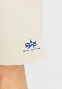 Alpha Industries BASIC SMALL LOGO - Pantaloni sportivi - vintage white