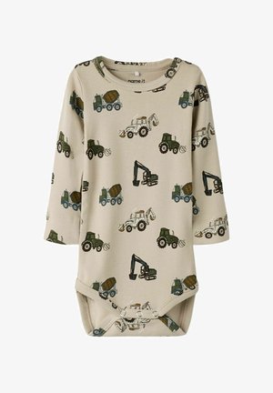 Beige body met lange mouwen, bedrukt met een herhaling van groene tractoren en bouwvoertuigen, gemaakt van zachte katoenen stof.