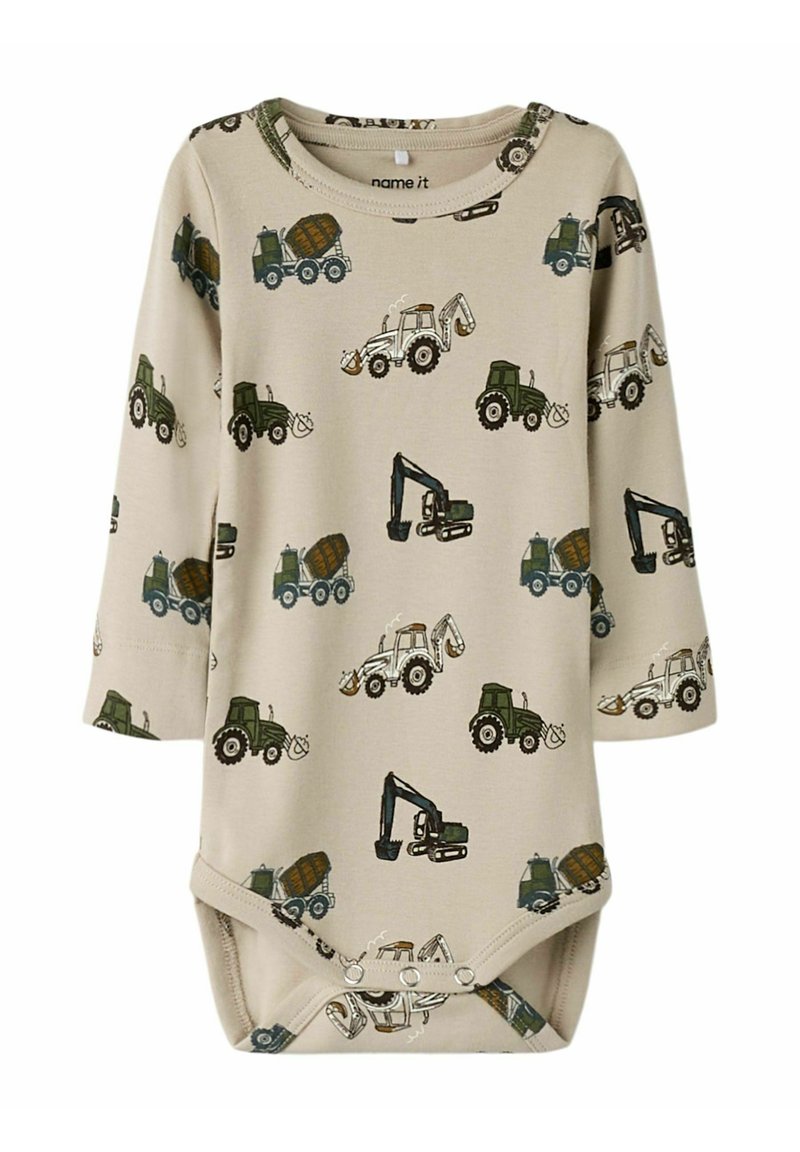 Beiger Langarm-Body mit wiederholtem Aufdruck von grünen Traktoren und Baumaschinen, gefertigt aus weichem Baumwollstoff.