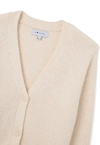Helle Strickjacke in Cremefarbe mit geripptem Design, V-Ausschnitt und zwei Knopfverschlüssen, aus weichem Material und mit lockerer Passform.