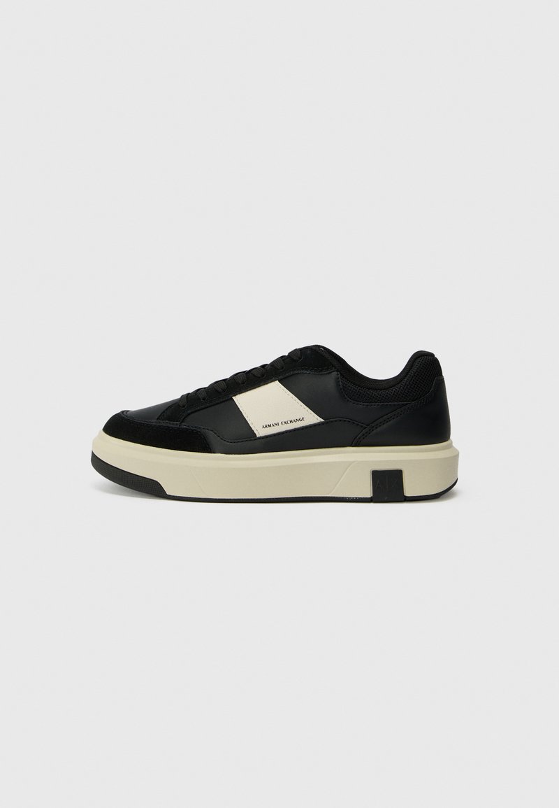 Czarne sneakersy z gładką skórzaną cholewką, beżowym akcentem, okrągłym toe, płaską podeszwą i czarną gumową podeszwą zewnętrzną. Zawierają minimalistyczny detal z logo.