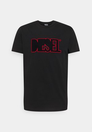 Sort t-shirt med korte ærmer og rund hals med rød markeret fed "DIESEL" logo over brystet, vist mod en ensfarvet baggrund.