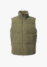 Chaleco acolchado de pana verde oliva con cuello alto, cierre frontal de cremallera y dos bolsillos laterales con botones a presión. El tejido texturizado añade calor.