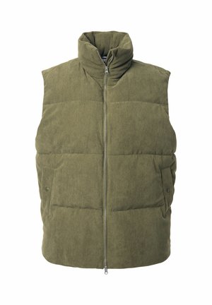 Gilet imbottito in corduroy verde oliva con colletto alto, chiusura frontale con zip e due tasche laterali con bottoni a pressione. Il tessuto testurizzato aggiunge calore.