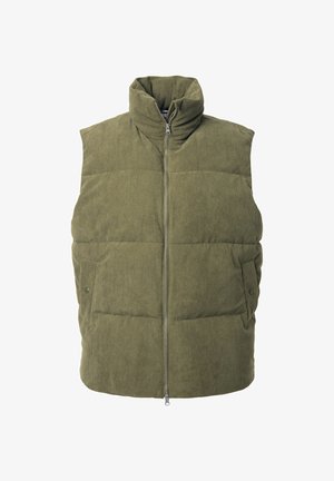Zielony oliwkowy kamizelka puchowa z wysokim kołnierzem, zapięciem na zamek z przodu oraz dwiema bocznymi kieszeniami z zapięciem na napy. Teksturowana tkanina dodaje ciepła.
