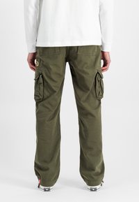 Cargo pants in olijfgroen, met zijzakken, een relaxte pasvorm, katoenmateriaal en elastische manchetten bij de enkels.