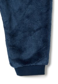 Marineblauwe fleece jogger broekspijp met een zachte textuur en een elastische manchette bij de enkel voor een comfortabele pasvorm.