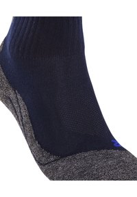 Calcetín de tobillo azul marino y gris con parte superior acanalada, fondo acolchado, puntera reforzada y logotipo en azul. El material parece suave y duradero.