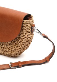 Borsa a spalla intrecciata in paglia con una patta in pelle marrone. Presenta una chiusura in hardware bronzo e una tracolla in pelle removibile. Superficie strutturata.