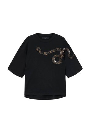 Camiseta negra de manga corta confeccionada en algodón, que presenta un gráfico de serpiente en tonos dorados y plateados en el frente. Textura suave, corte relajado.