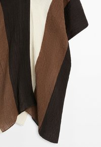 Stof met verticale brede strepen in crème, bruin en zwart, met een geplooide textuur en zachte val.