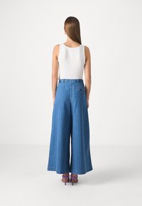 GAP GAP X DÔEN WIDE LEG JEAN - Pernera ancha - medium indigo