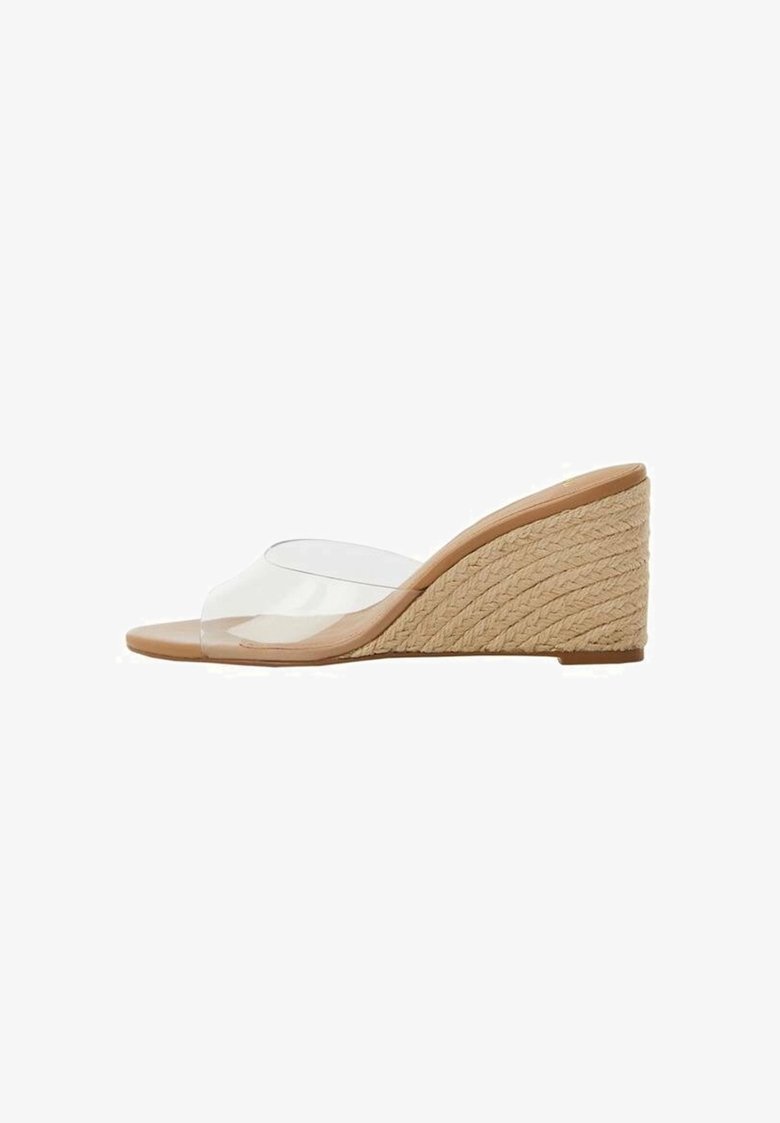 Sandale compensée beige avec talon en corde tressée et large bride en plastique transparent sur les orteils, design à bout ouvert, vue de côté.
