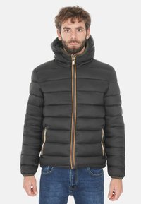 Giubbotto imbottito nero con cuciture orizzontali, chiusura con zip frontale, zip colorate e cappuccio. Presenta tasche laterali e un design attillato.