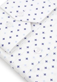 Biała koszula z drobnym wzorem niebieskich i granatowych kwadratów. Klasyczny kołnierzyk i zapięcie na guziki, wykonana z lekkiego materiału.