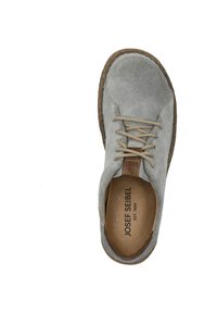 Šedá semišová šněrovací obuv s kulatou špičkou, v béžovo-hnědých kožených akcenty a texturovanou hnědou podrážkou. Vyznačuje se neutrálními barvami a klasickým designem.