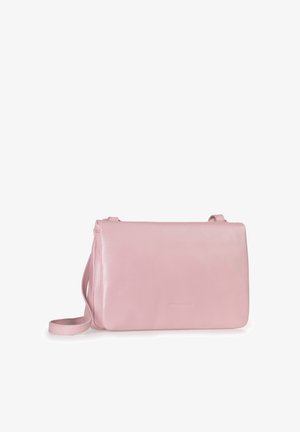 Borsa a tracolla in pelle rosa con una semplice forma rettangolare, superficie liscia e una lunga tracolla regolabile. Nessun hardware o decorazioni visibili.