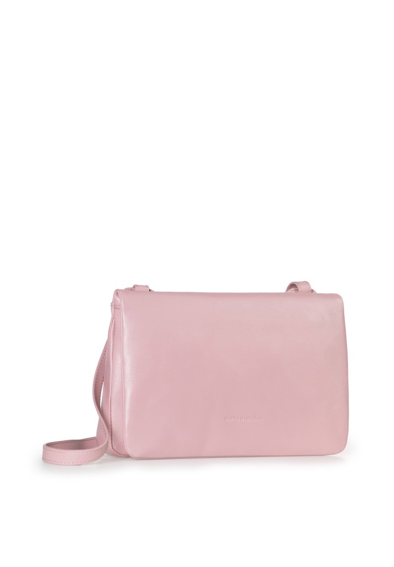 Rosa Leder-Umhängetasche mit einfacher rechteckiger Form, glatter Oberfläche und einem langen, verstellbaren Schultergurt. Keine sichtbaren Beschläge oder Verzierungen.