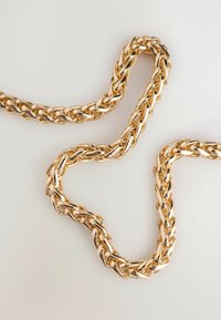 Collier en métal doré avec des maillons entrelacés, présentant une finition lisse et brillante ainsi qu'un design tressé.