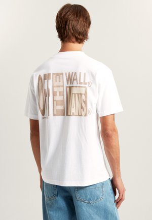 Biała bawełniana koszulka z dużym brązowym napisem "OFF THE WALL" i "VANS" na plecach. Standardowy krój, krótkie rękawy, prążkowany okrągły dekolt.