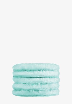 Pile de quatre disques démaquillants réutilisables en coton bleu clair avec une texture douce et duveteuse sur fond blanc.