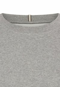 Grijze fleecetrui met een ronde hals, subtiele textuur en een contrasterende streep langs de naad van de achterkant van de hals.