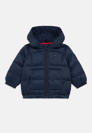 Veste matelassée bleu marine pour tout-petit avec capuche, fermeture éclair à l'avant, deux poches avant et poignets élastiques aux manches.
