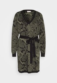 Abito in maglia con scollo a V e maniche lunghe, caratterizzato da una stampa a serpente verde su sfondo nero, completo di una cintura coordinata.